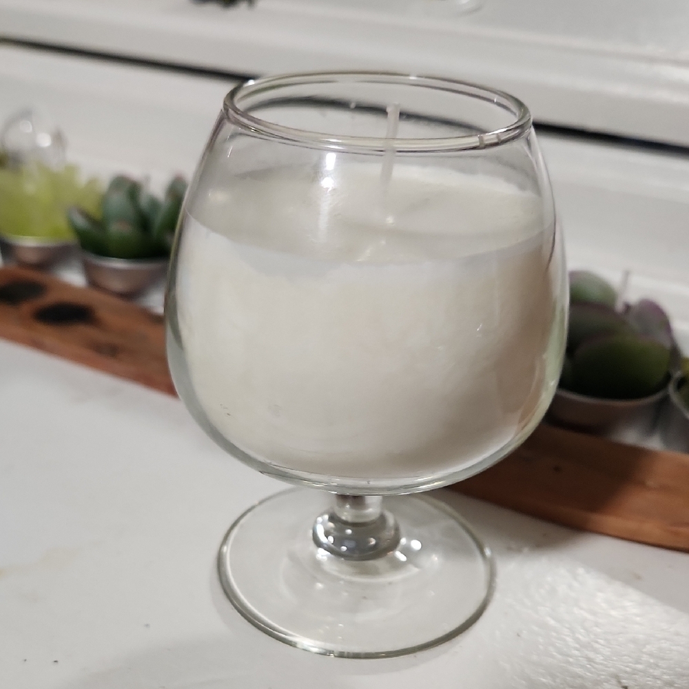 Elegant Clear Glass Candle: Vanilla Whiskey Scent